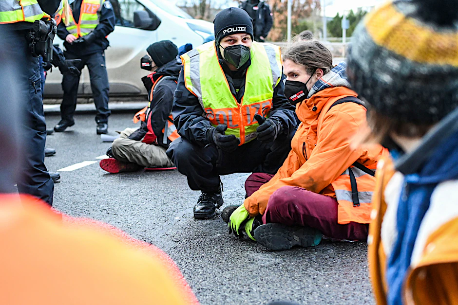Klimaschützer der Gruppe „Aufstand der letzten Generation“ blockieren bereits seit Wochen Autobahnen wie die A100 in Berlin.