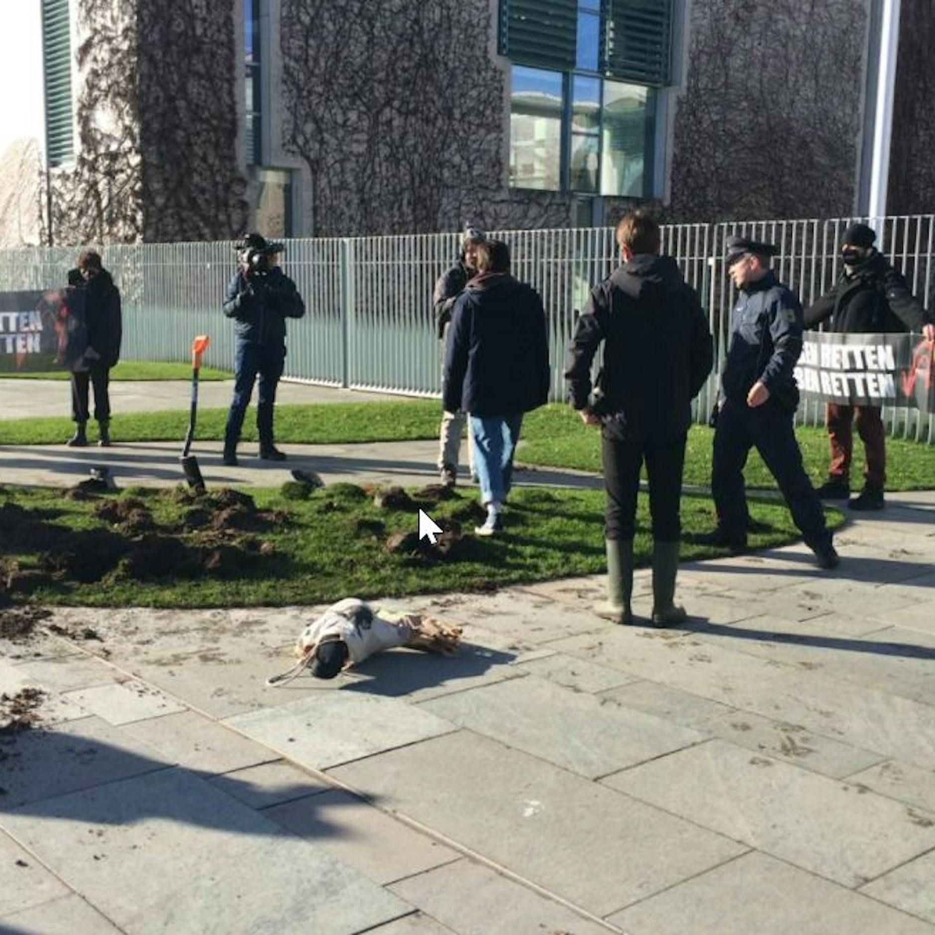 „Letzte Generation“ pflanzt Kartoffeln am Kanzleramt