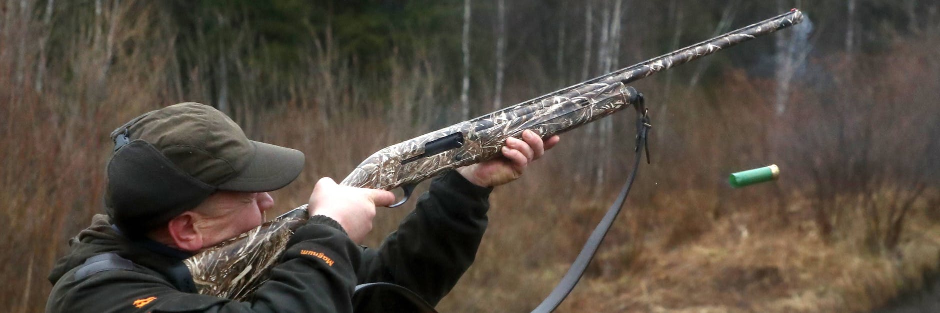 Ein Mann schießt mit einem Gewehr. (Symbolfoto)