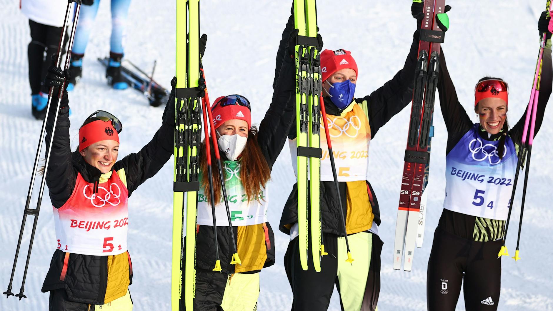 Katherine Sauerbrey, Katharina Henning, Victoria Carl und Sofie Krehl (v.l.) bejubeln im Ziel ihre Silbermedaille.