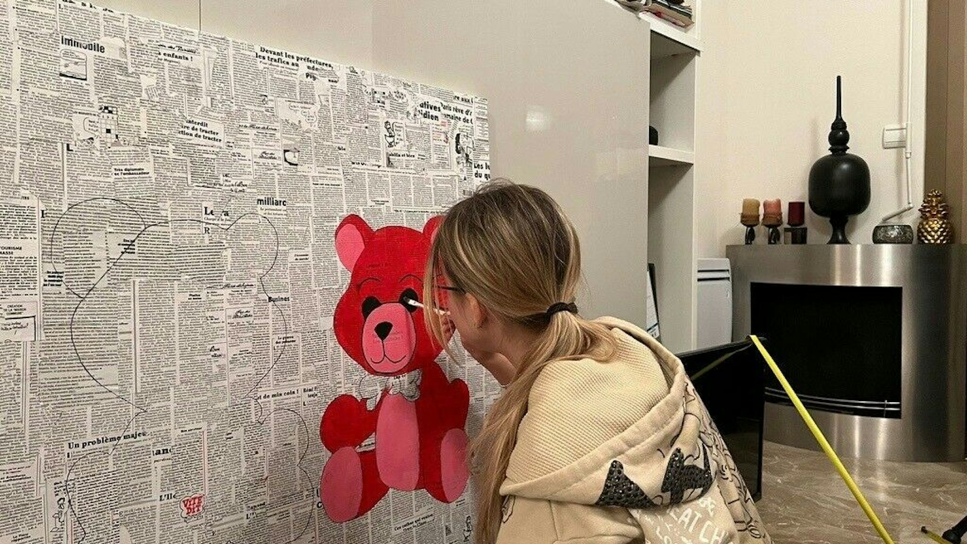 Shania Geiss malt an ihrem Teddy-Gemälde, dass sie jetzt auf eBay verkauft.