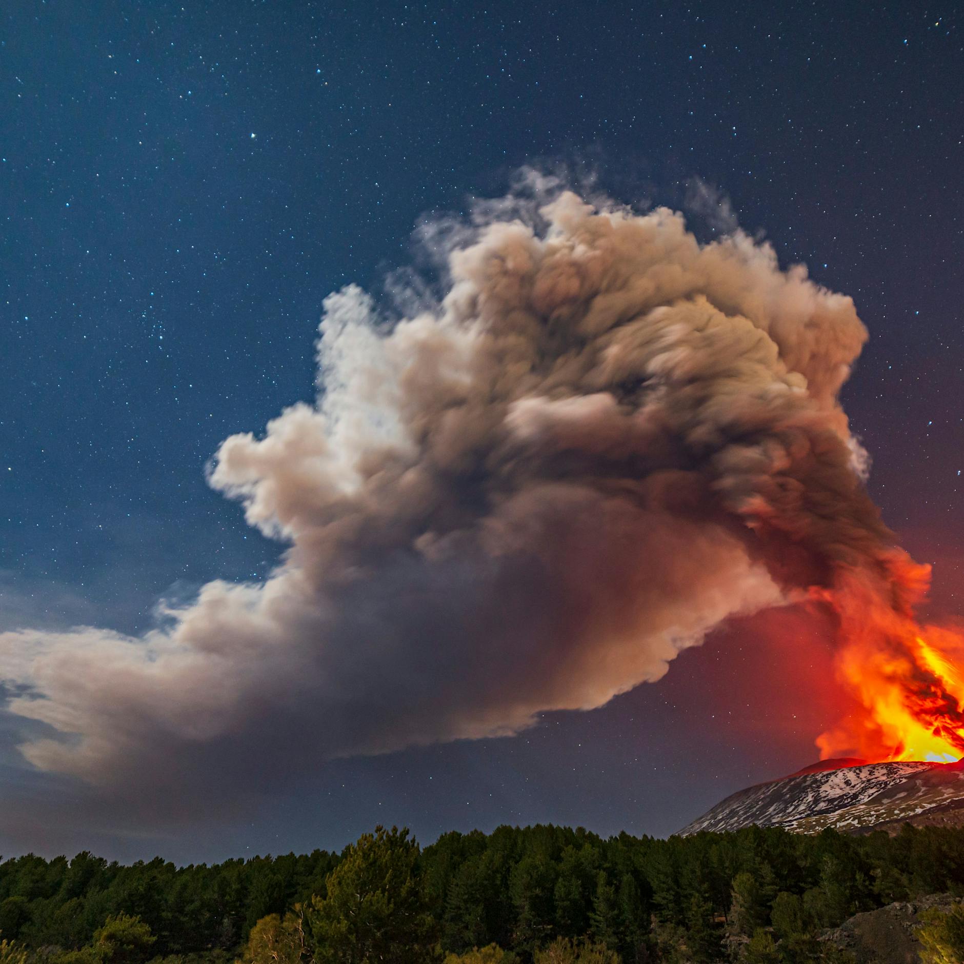 Asche, Rauch und krasse Bilder: Der Vulkan Ätna auf Sizilien ist wieder ausgebrochen