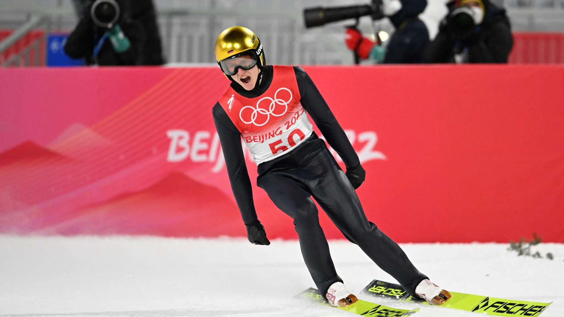 Karl Geiger bejubelt seinen Bronze-Sprung bei den Olympischen Spielen in Peking.