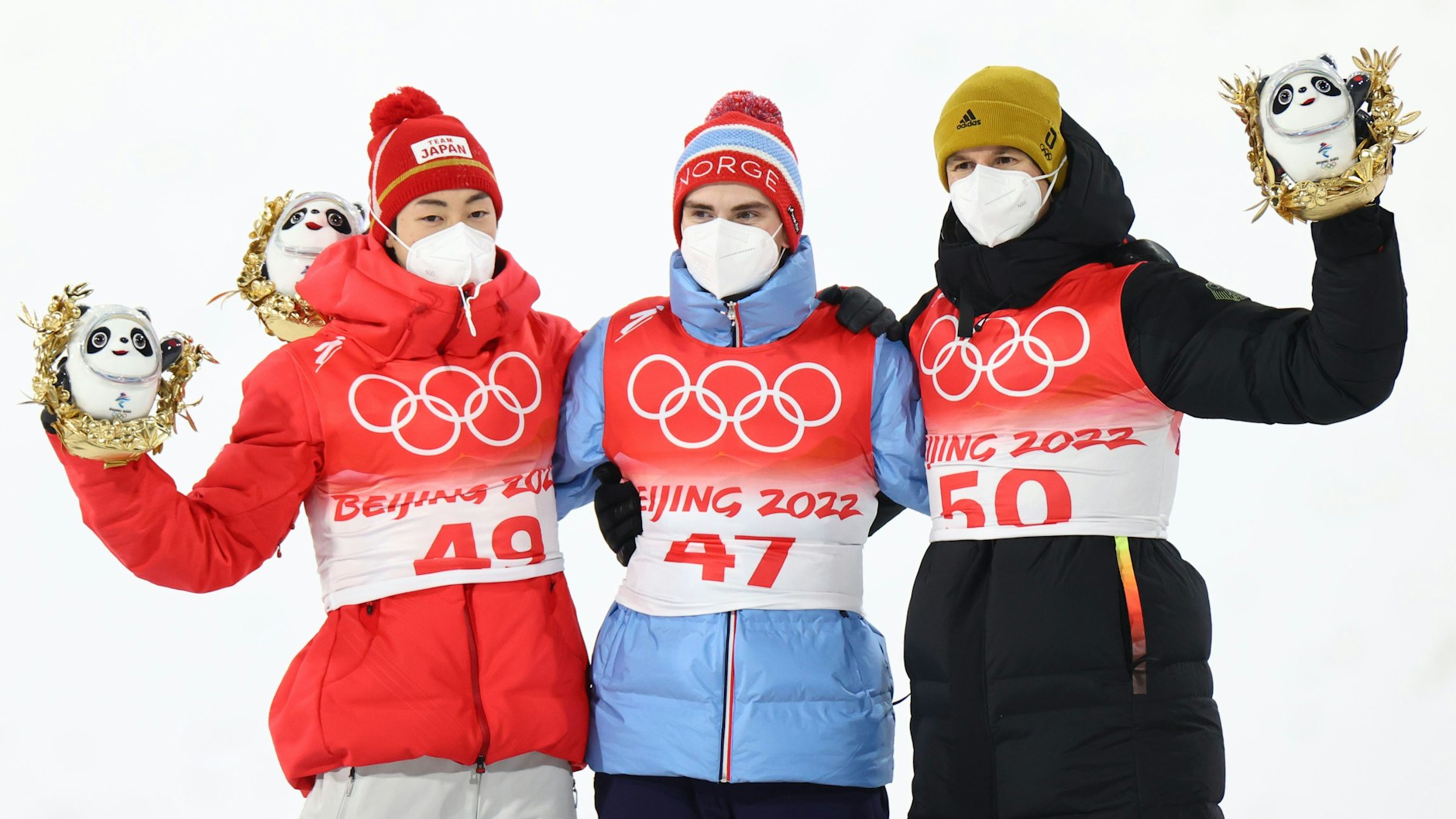 Das Podium beim olympischen Springen von der Großschanze: Ryoyu Kobayashi aus Japan (Silber), Marius Lindvik aus Norwegen (Gold) und Karl Geiger (Bronze) v.l.n.r