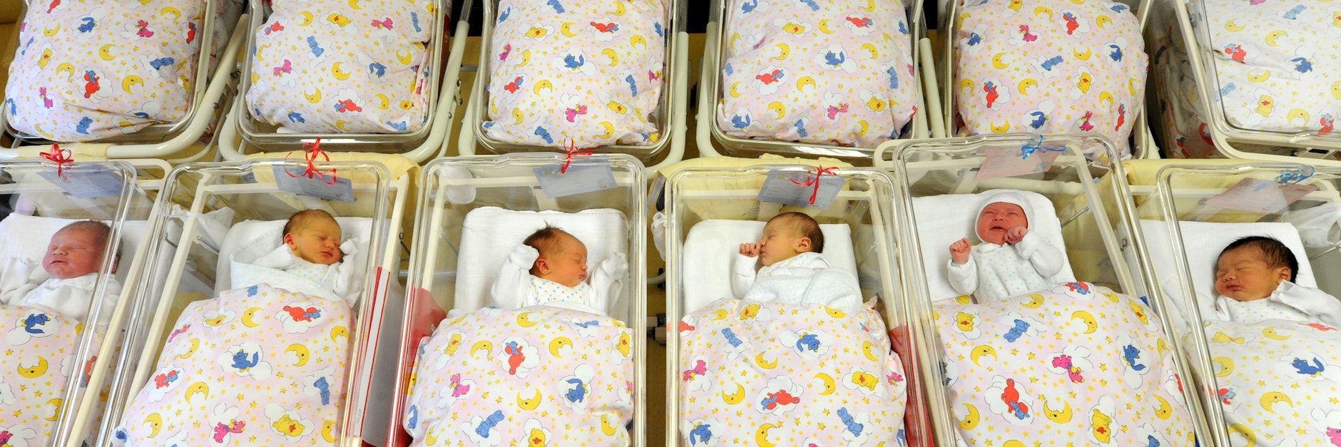 Babys auf einer Neugeborenenstation. (Symbolbild)