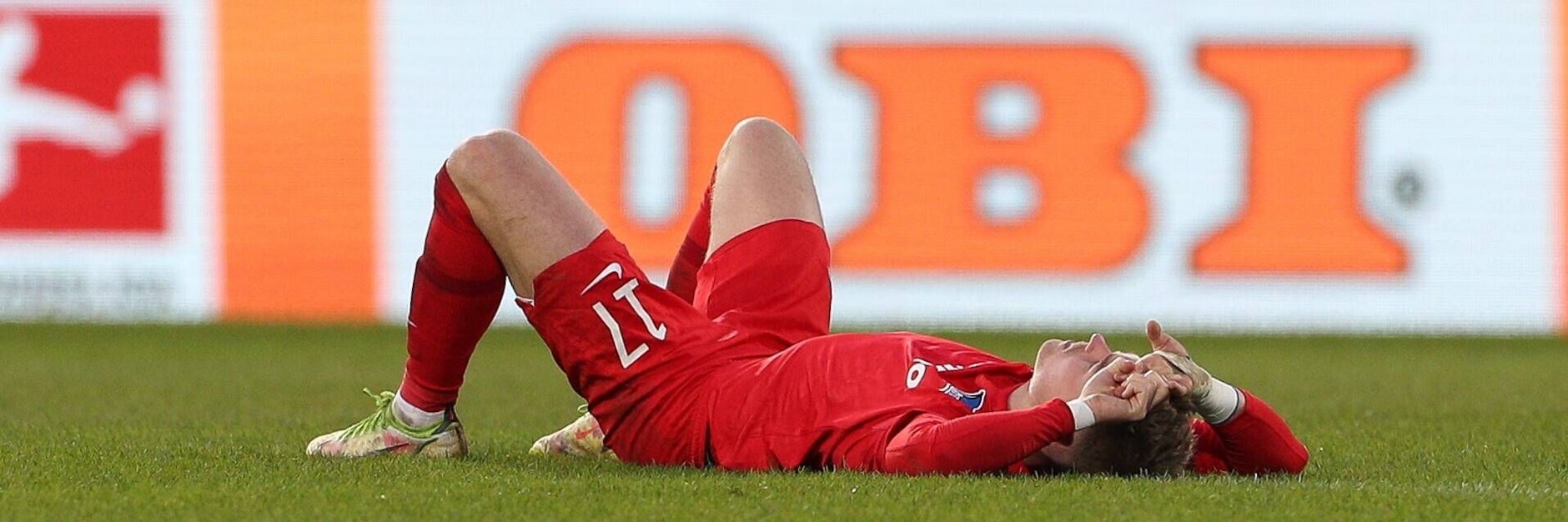 Maximilian Mittelstädt liegt enttäuscht nach dem 1:2 in Fürth auf dem Rasen.