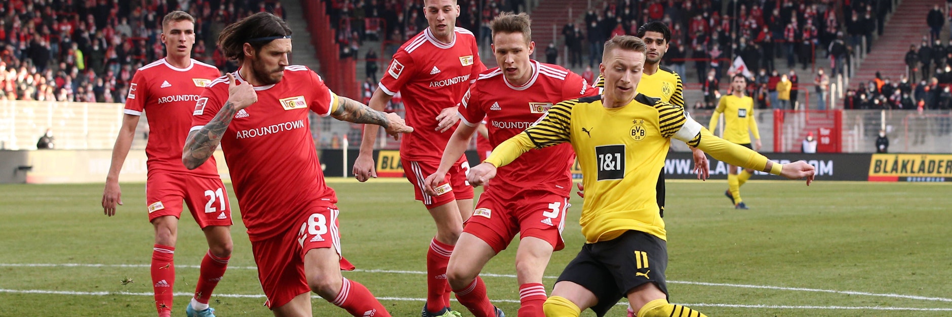 Dortmunds Marco Reus wurde für Union zum Spielverderber. Christopher Trimmel und Paul Jaeckel können ihn nicht am Torschuss hindern.