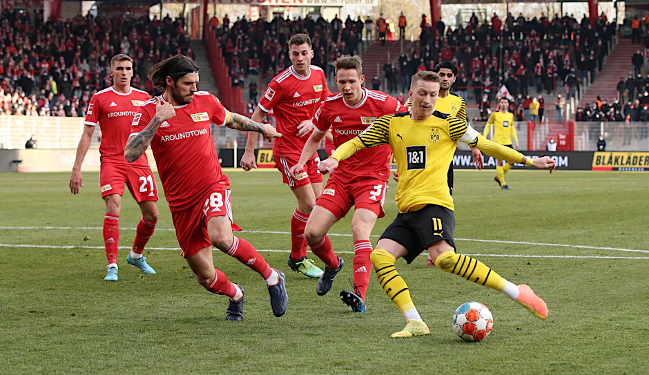 Dortmunds Marco Reus wurde für Union zum Spielverderber. Christopher Trimmel und Paul Jaeckel können ihn nicht am Torschuss hindern.