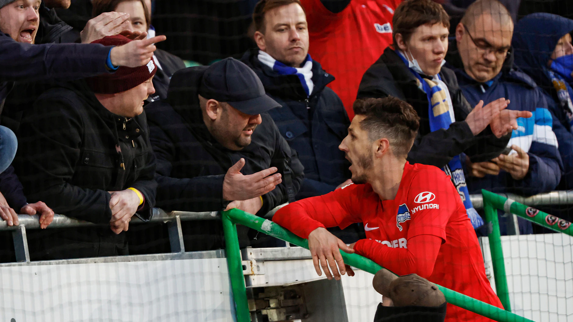 Stevan Jovetic (Vordergrund) stellte sich nach der 1:2-Niederlage den wütenden Hertha-Fans.