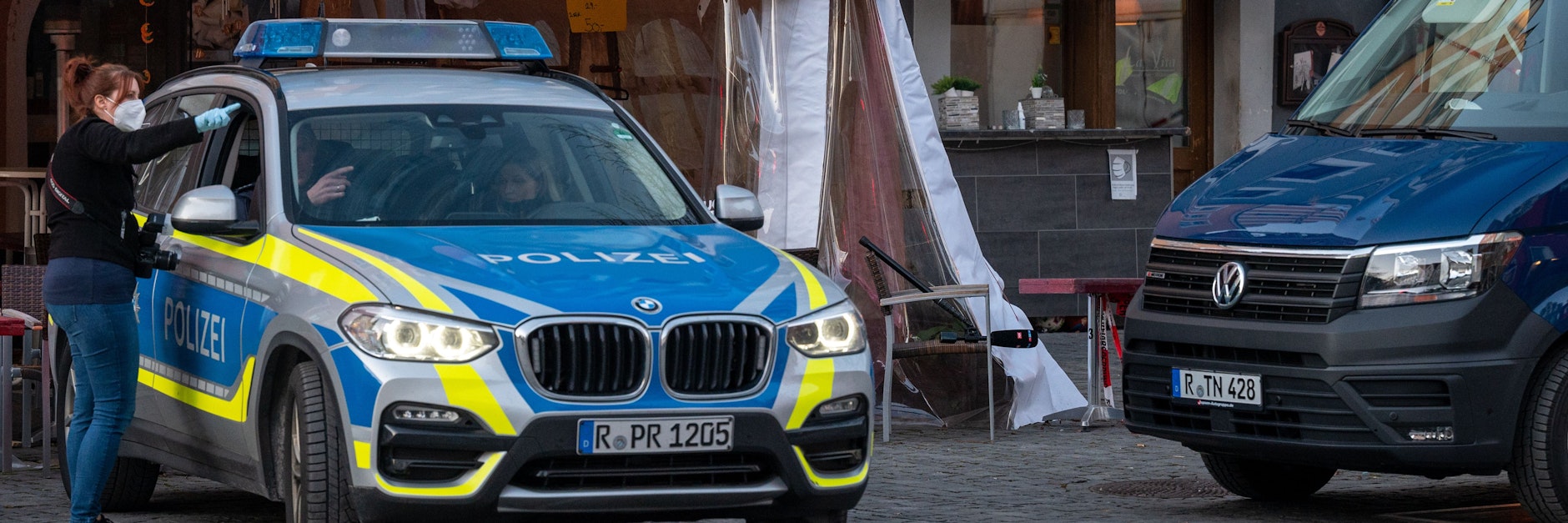 Polizei vor dem Lokal in Weiden