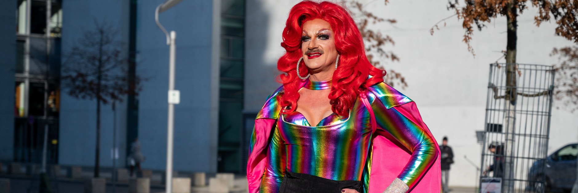 Die Berliner Drag-Queen Gloria Viagra auf dem Weg zur Bundesversammlung im Paul-Löbe-Haus