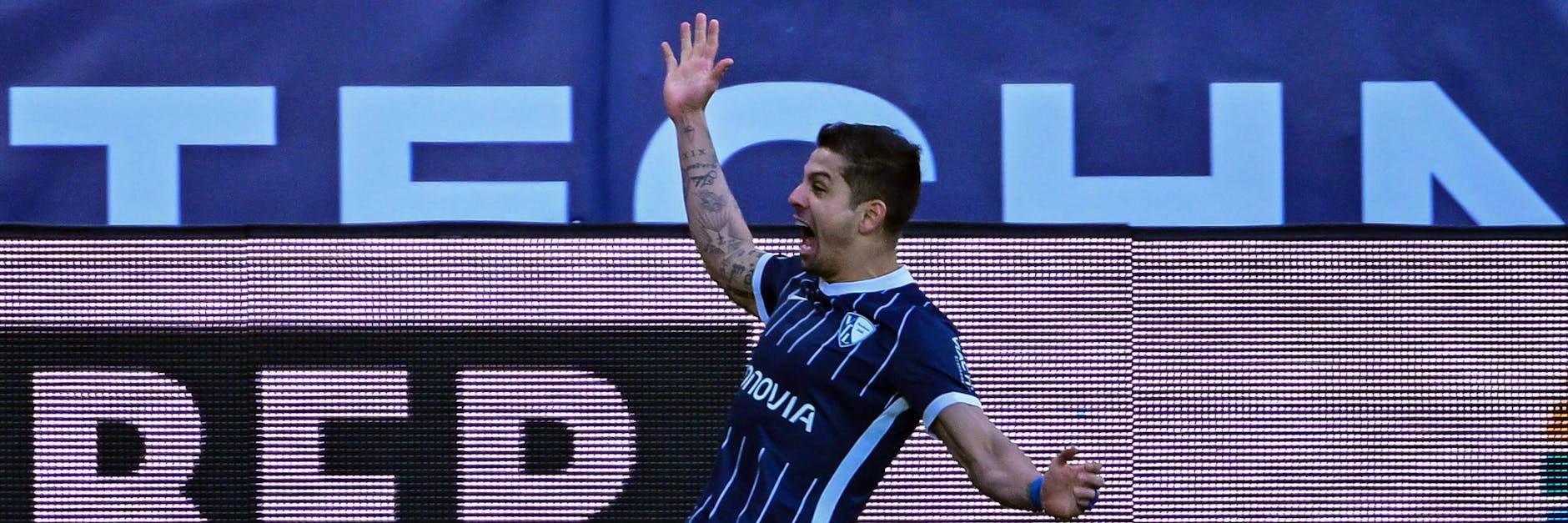 Machst mit ’nem Doppelpass jeden Gegner nass, du und dein VfL! Bochums Cristian Gamboa bejubelt seinen Treffer gegen den FC Bayern.