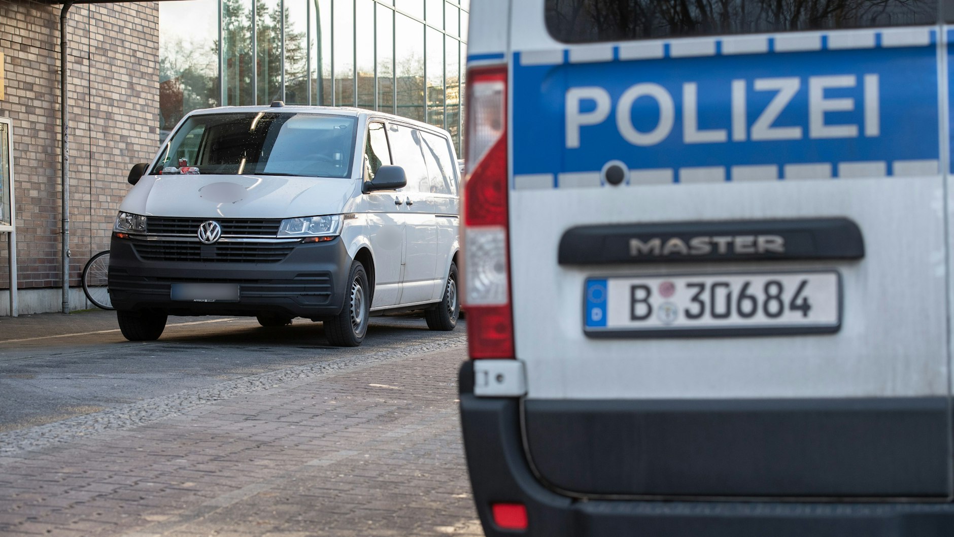 Der überfallene Geldtransporter steht an einer Kaufland-Filiale in der Berliner Gutschmidstraße im Neuköllner Ortsteil Britz.