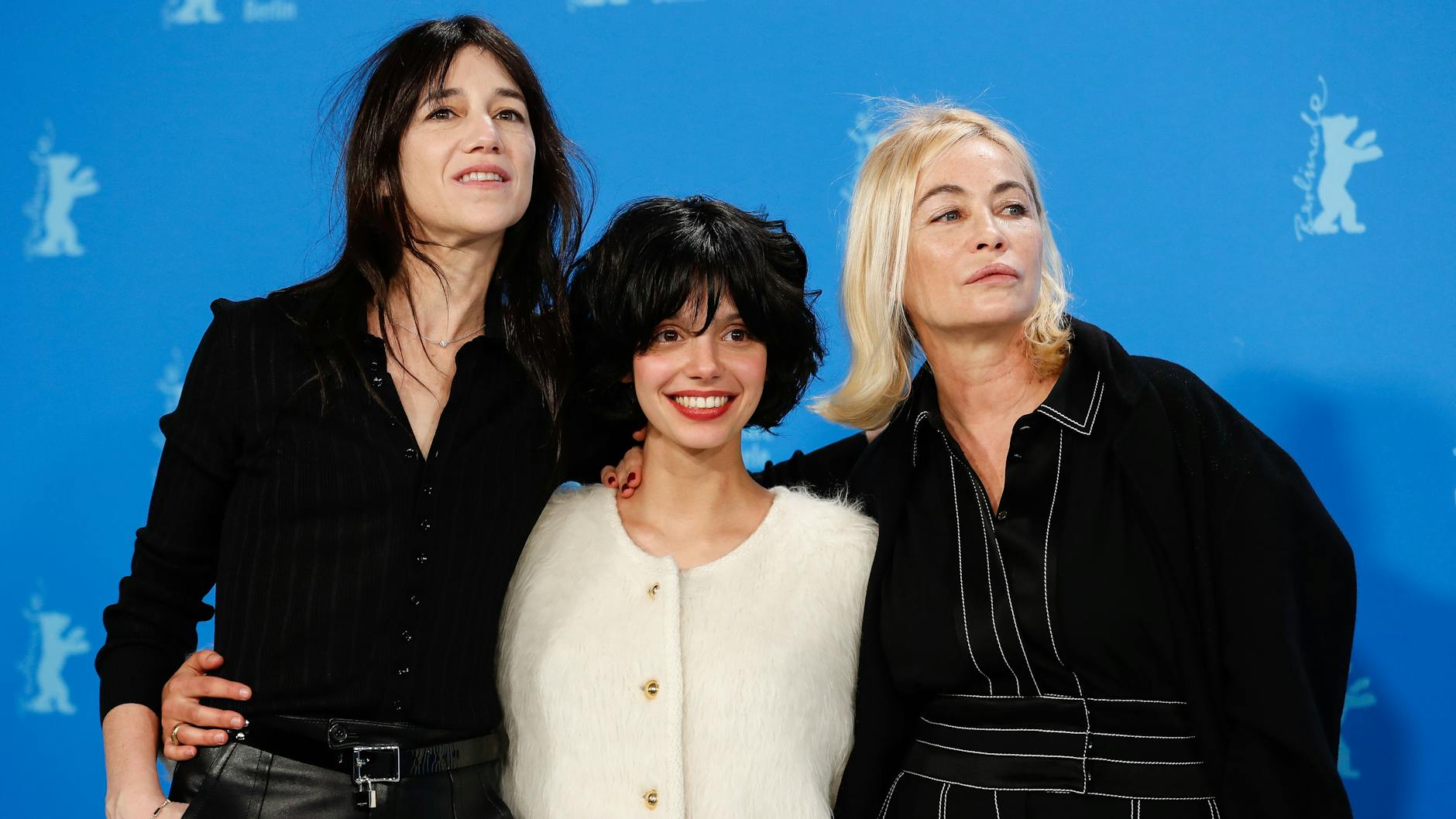 Die Schauspielerinnen Charlotte Gainsbourg (v. li.), Noée Abita und Emmanuelle Béart stellen in Berlin den Film „Les passagers de la nuit“ (The Passengers of the Night) vor, der im Berlinale-Wettbewerb läuft.