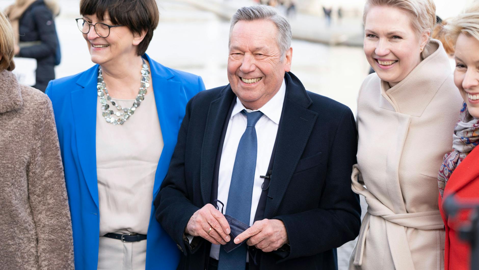Roland Kaiser mit SPD-Chefin Saskia Esken (l.) und Manuela Schwesig, Ministerpräsidentin von Mecklenburg-Vorpommern, und Franziska Giffey, Regierende Bürgermeisterin von Berlin