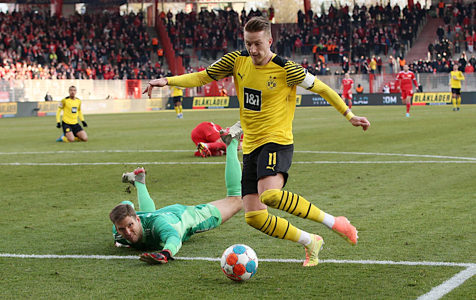 Marco Reus umspielt Torwart Andreas Luthe und erzielt das 2:0 für Borussia Dortmund.