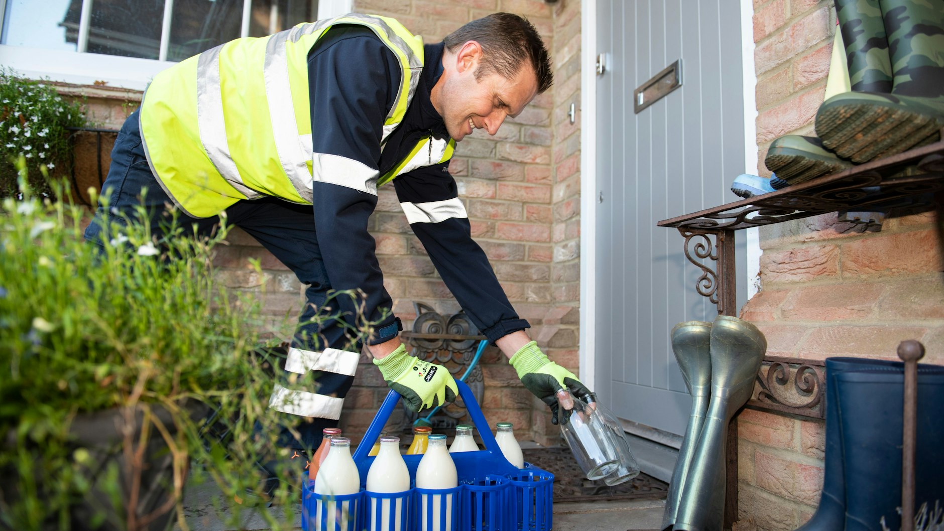 Ein Milchmann der Firma Milk &amp; More liefert Milchflaschen aus.