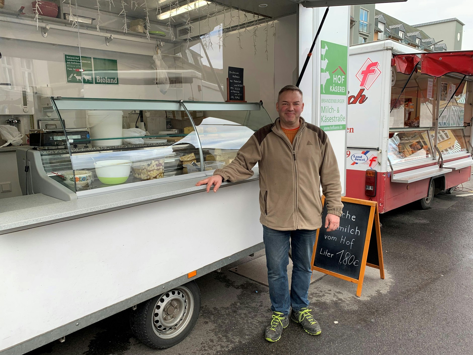 Marcel Schallmea von der Drehnower Hofkäserei bei Cottbus auf dem Wochenmarkt Kranoldplatz in Lichterfelde Ost