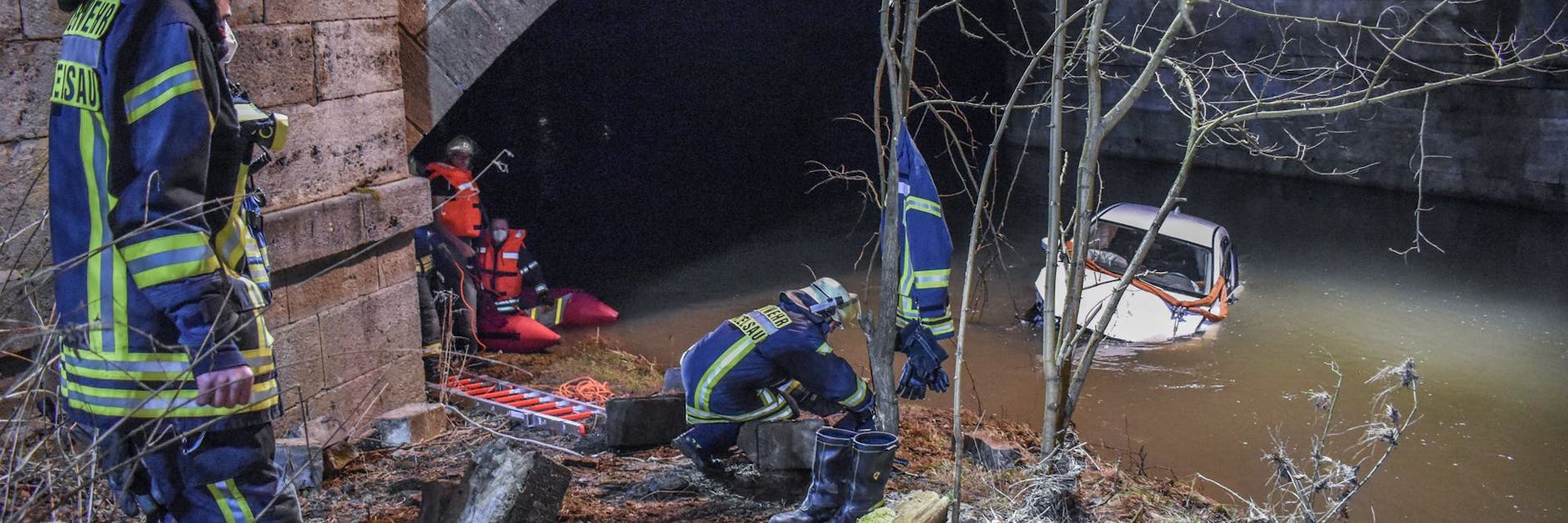 Das Unfall-Auto der jungen Frau liegt im Fluss unterhalb der Brücke.