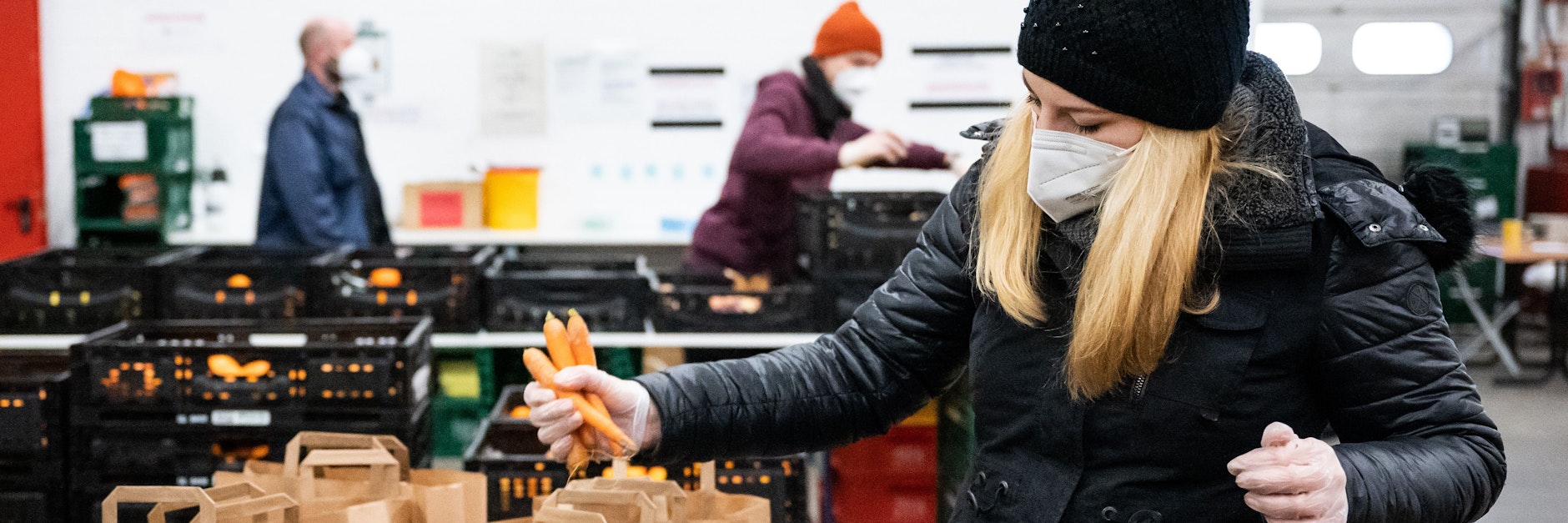 Die Berliner Tafel verteilt Lebensmittel an Menschen, die es sich auch im reichen Deutschland nicht leisten können, sich und ihre Familie zu ernähren.