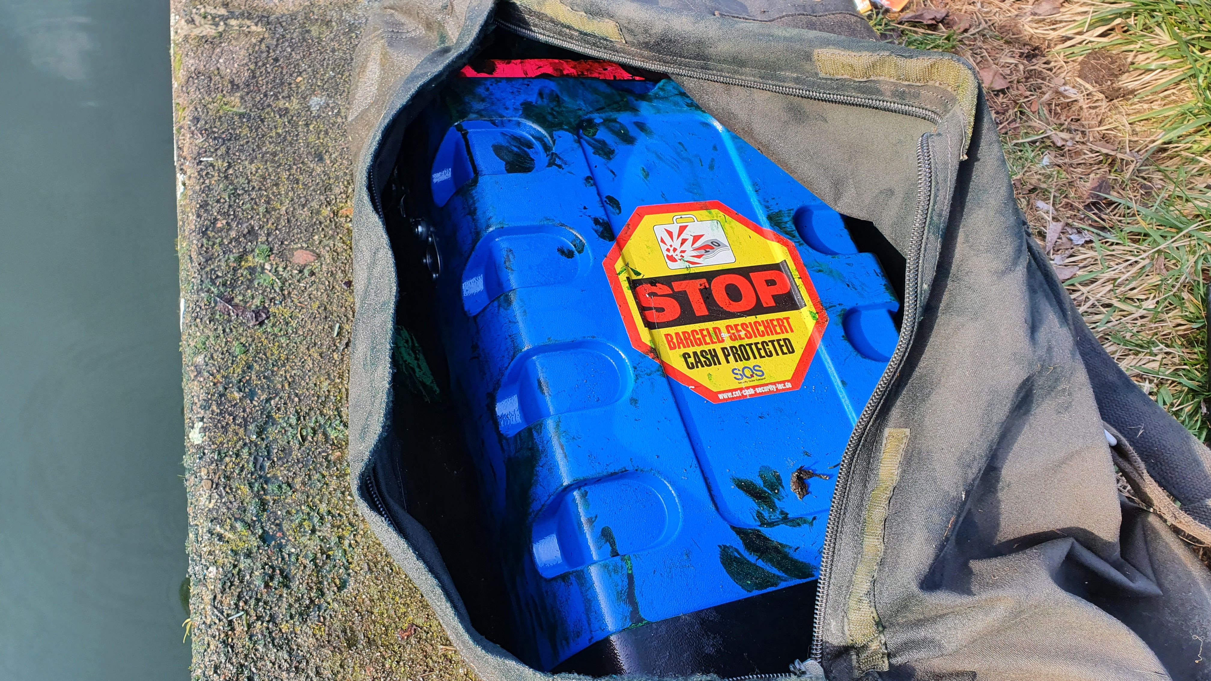 Image - Erste heiße Spur zu den dreisten Geldräubern von Britz? Polizei fischt diesen Geldkoffer aus dem Kanal