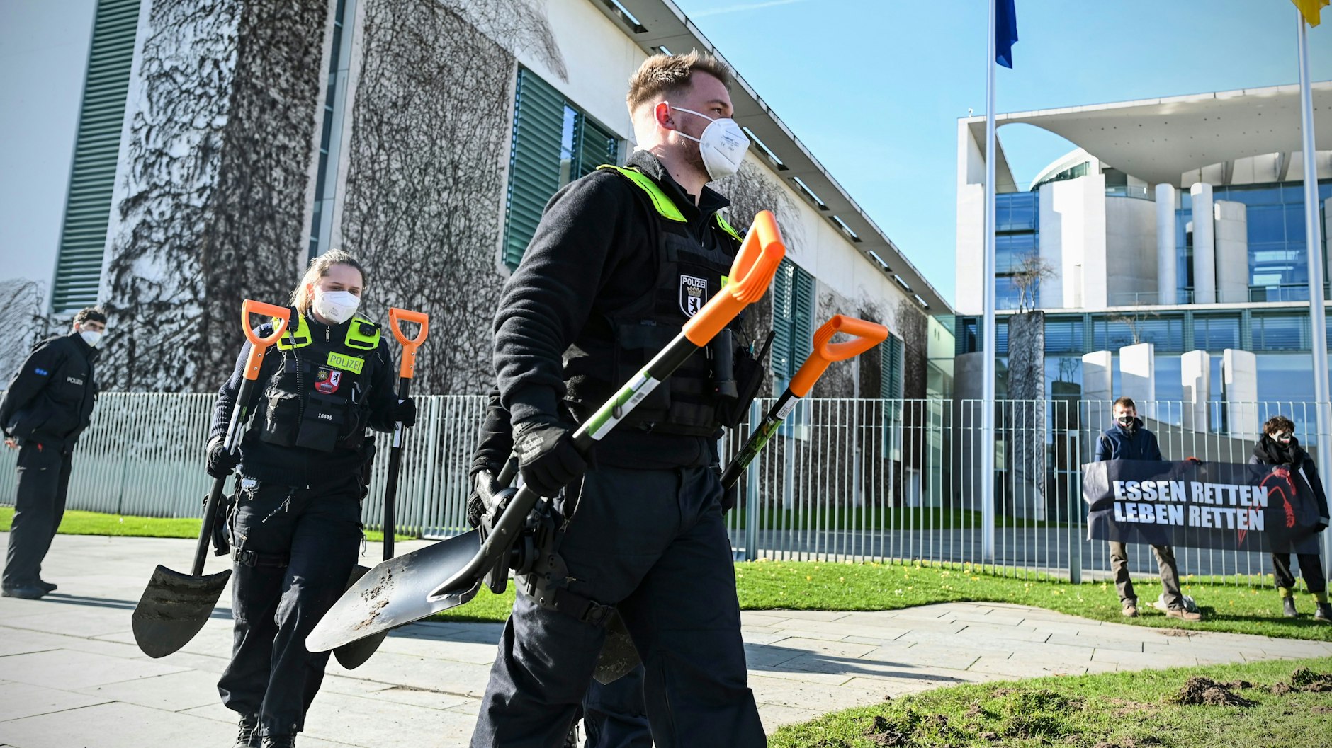Klimaschützer blockieren nicht nur Autobahnen. Sie gruben auch den Rasen vor dem Kanzleramt um. Polizisten haben die „Tatwerkzeuge“ beschlagnahmt.