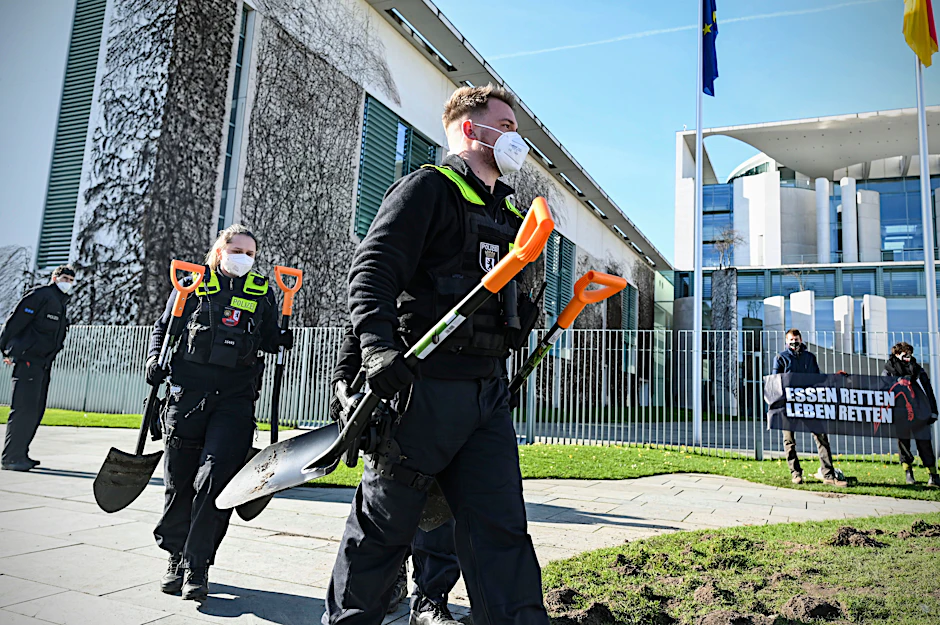 Klimaschützer blockieren nicht nur Autobahnen. Sie gruben auch den Rasen vor dem Kanzleramt um. Polizisten haben die „Tatwerkzeuge“ beschlagnahmt.