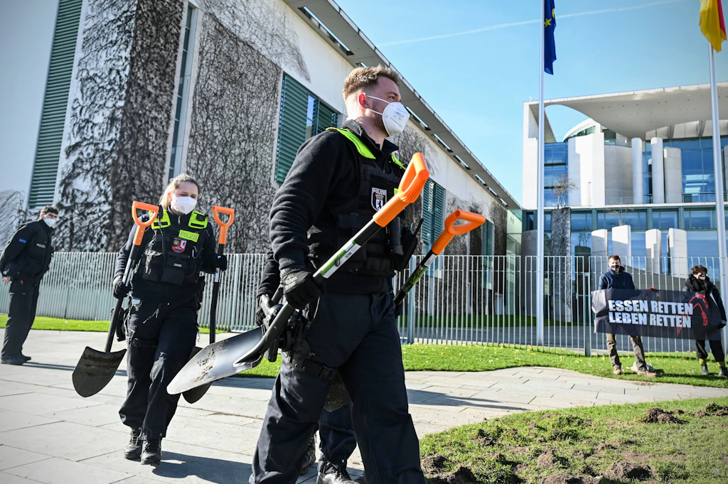 Blockierer: Berliner Polizei beschlagnahmt Spaten und Kartoffeln