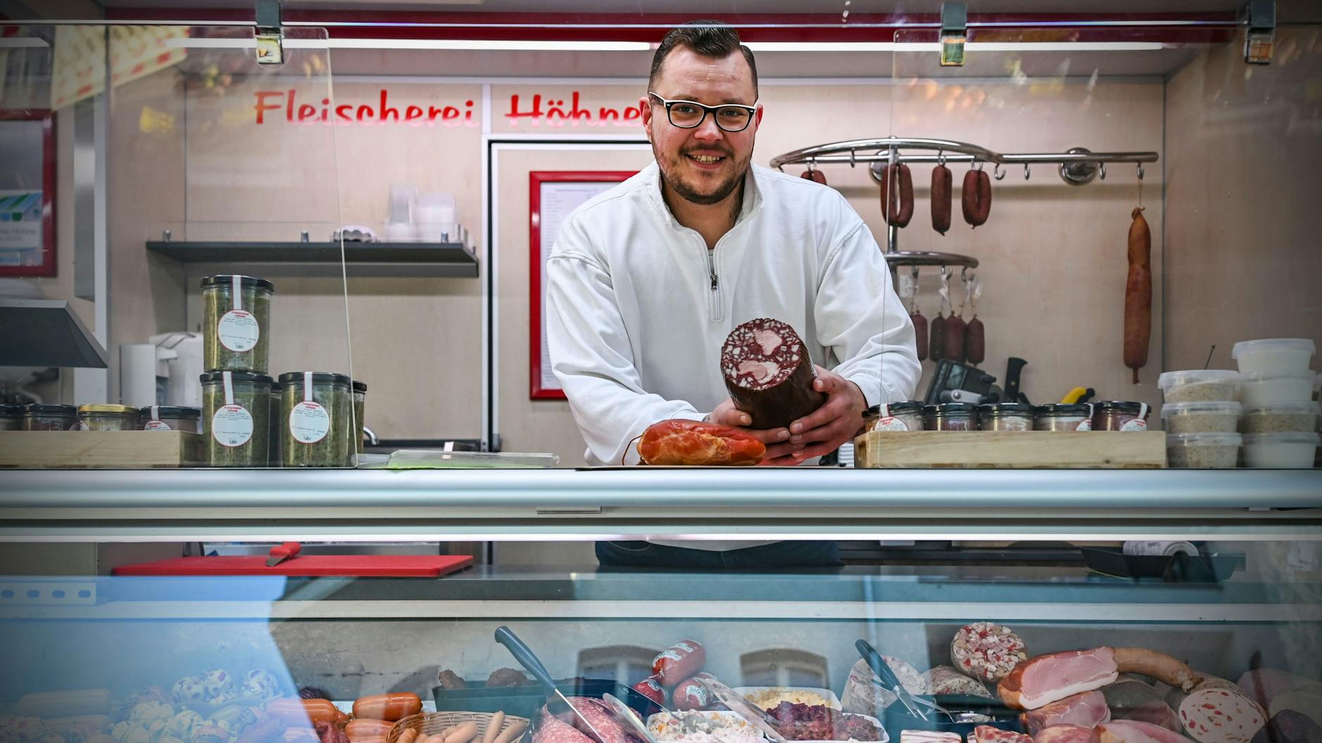 Der Fleischer Christian Höhne kommt aus dem Oderbruch, um auf dem Wochenmarkt Arnswalder Platz selbst gefertigte Wurst anzubieten.