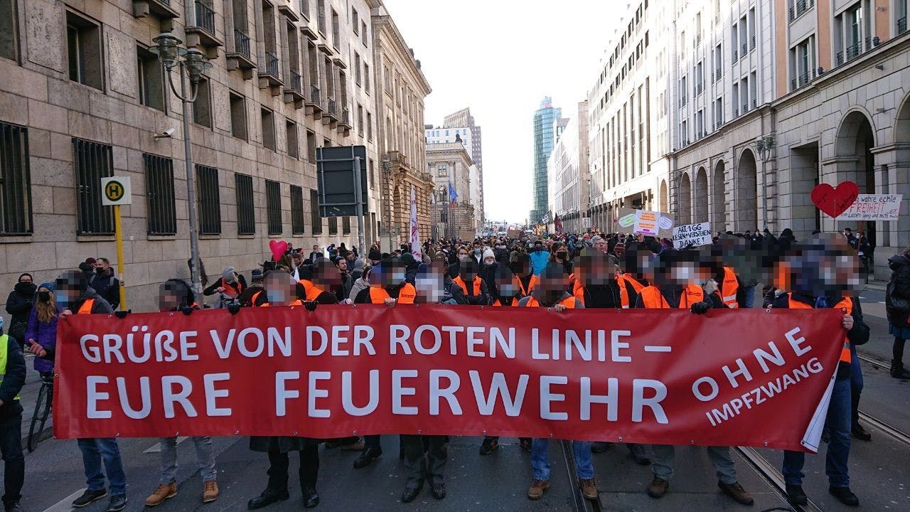 Mitglieder der Feuerwehrgemeinschaft Berlin bei der Demonstration gegen die Corona-Politik am Samstag.