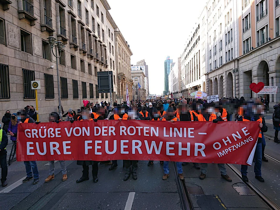 Mitglieder der Feuerwehrgemeinschaft Berlin bei der Demonstration gegen die Corona-Politik am Samstag.