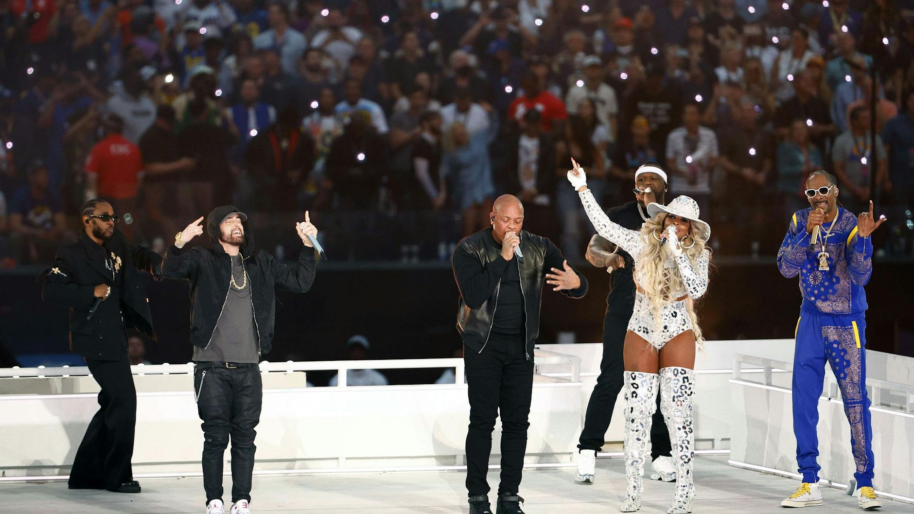 Kendrick Lamar, Eminem, Dr. Dre, 50 Cent, Mary J. Blige und Snoop Dogg performen während der Halb-Zeit-Show des Superbowl.