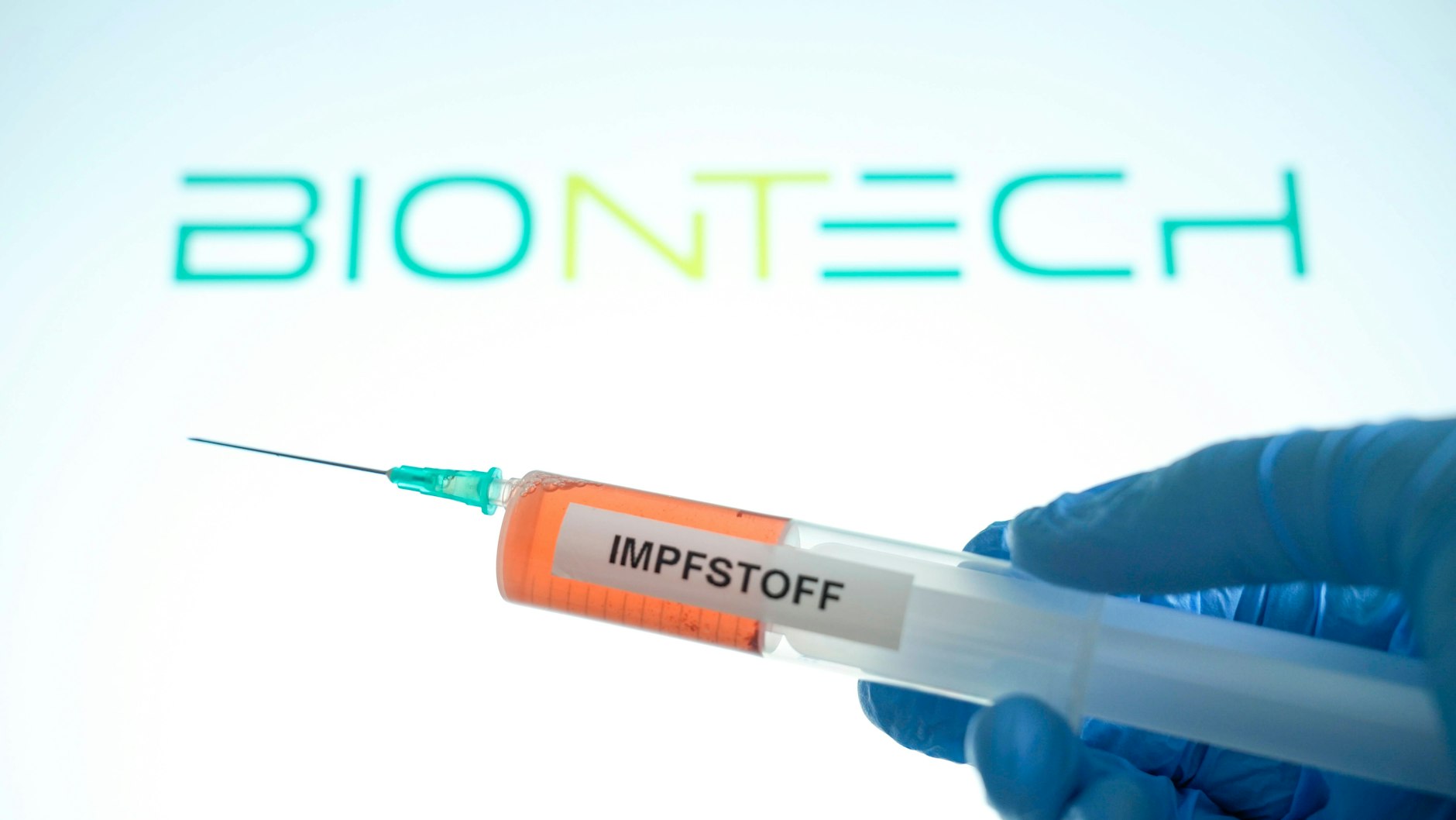 Eine Spritze mit symbolischem Impfstoff.