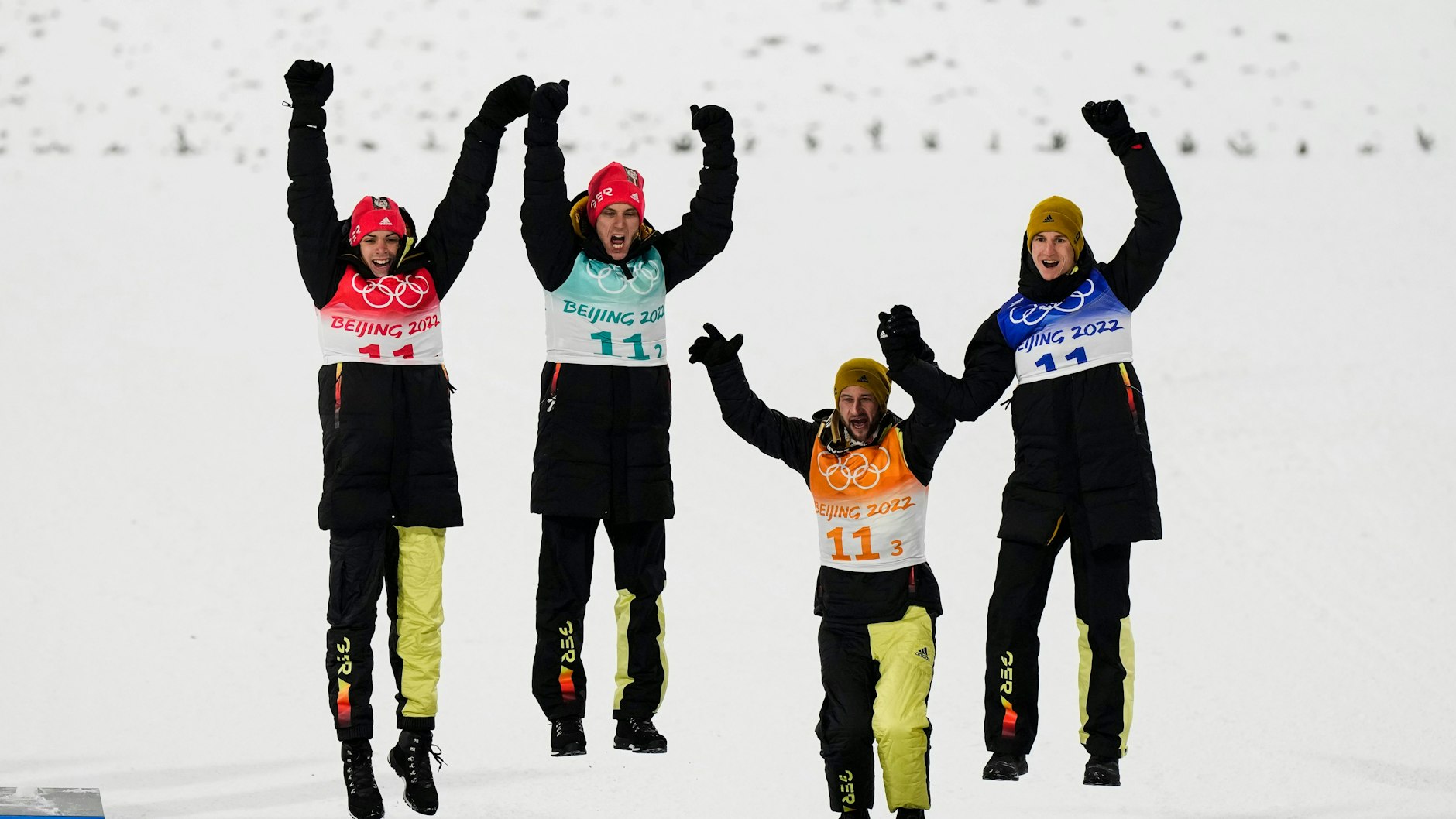 Die DSV-Adler Constantin Schmid, Stephan Leyhe, Markus Eisenbichler and Karl Geiger (v.l.) jubeln über Bronze bei Olympia.