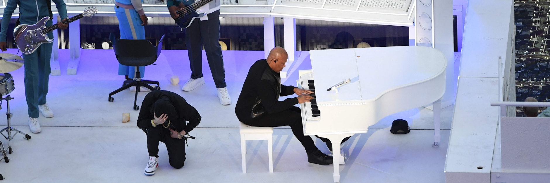 Für Aufsehen sorgte der Kniefall von Eminem als Zeichen gegen Polizeigewalt gegen Schwarze in Amerika