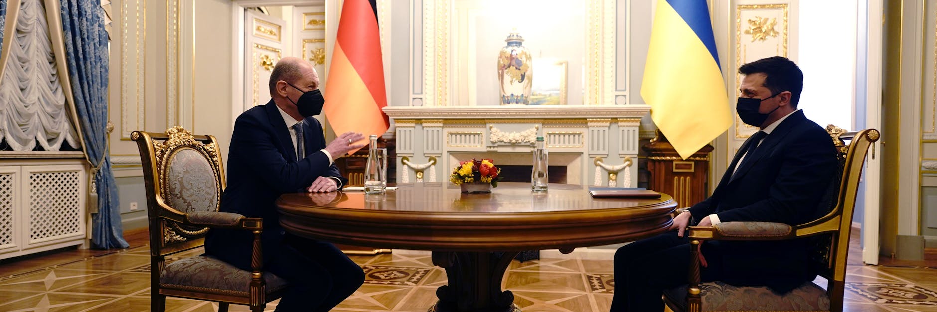 Bundeskanzler Olaf Scholz und Präsident Wolodymyr Selenskyj in dessen offizieller Residenz, dem Kiewer Marienpalast.