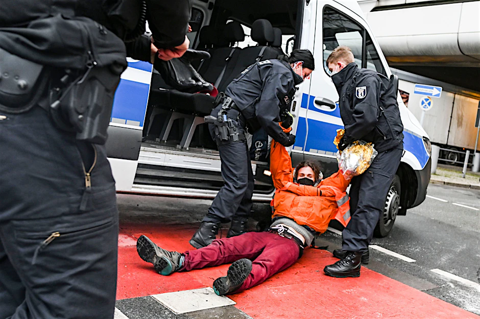 Polizisten ziehen Mitglieder der Gruppe „Aufstand der letzten Generation – Essen retten/Leben retten“ im morgendlichen Berufsverkehr von der Straße.