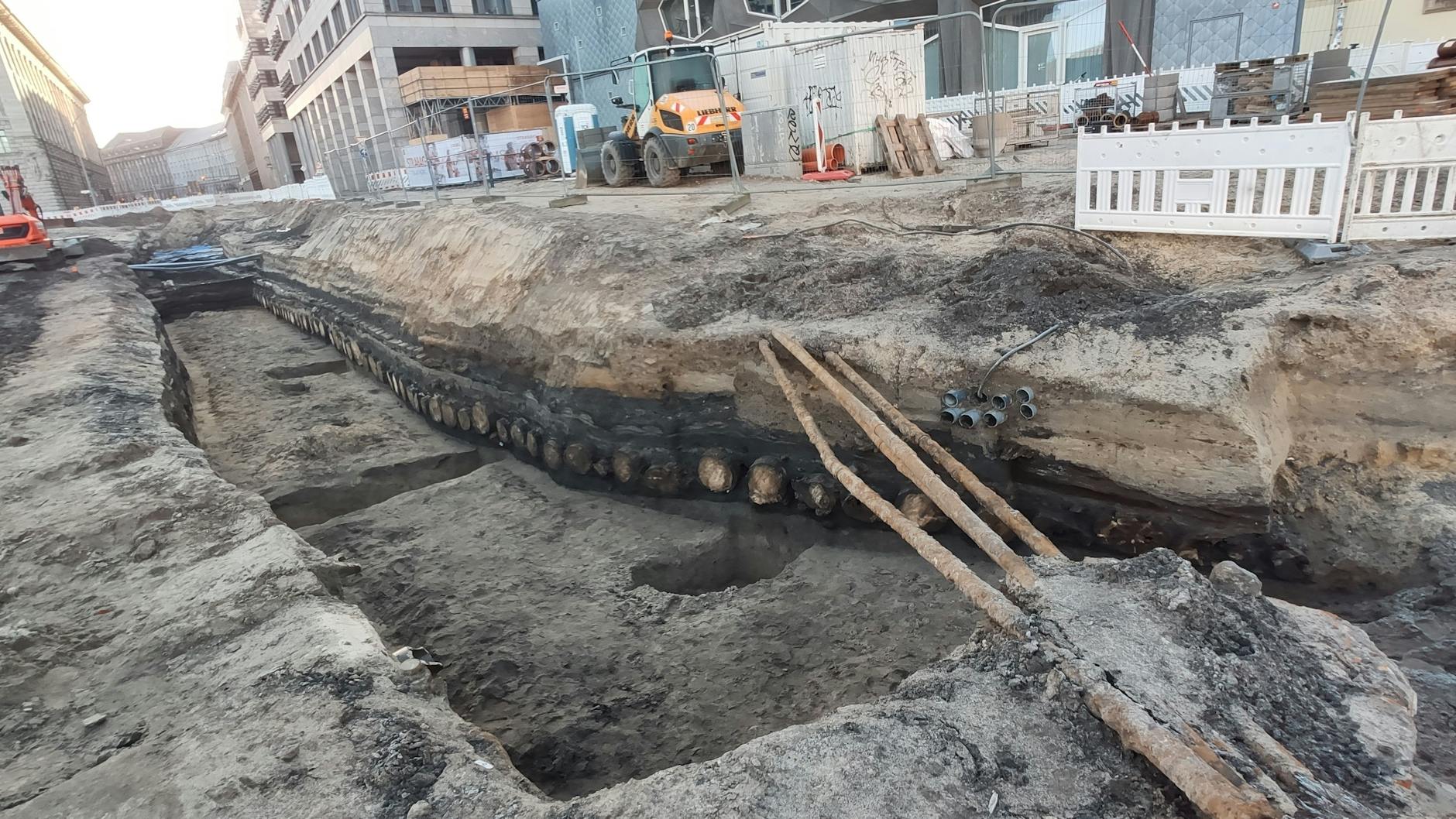 Das war einmal die älteste Straße Berlins. Die Bohlen sind weitgehend weggesägt, die Reste rechts und links erkennbar.