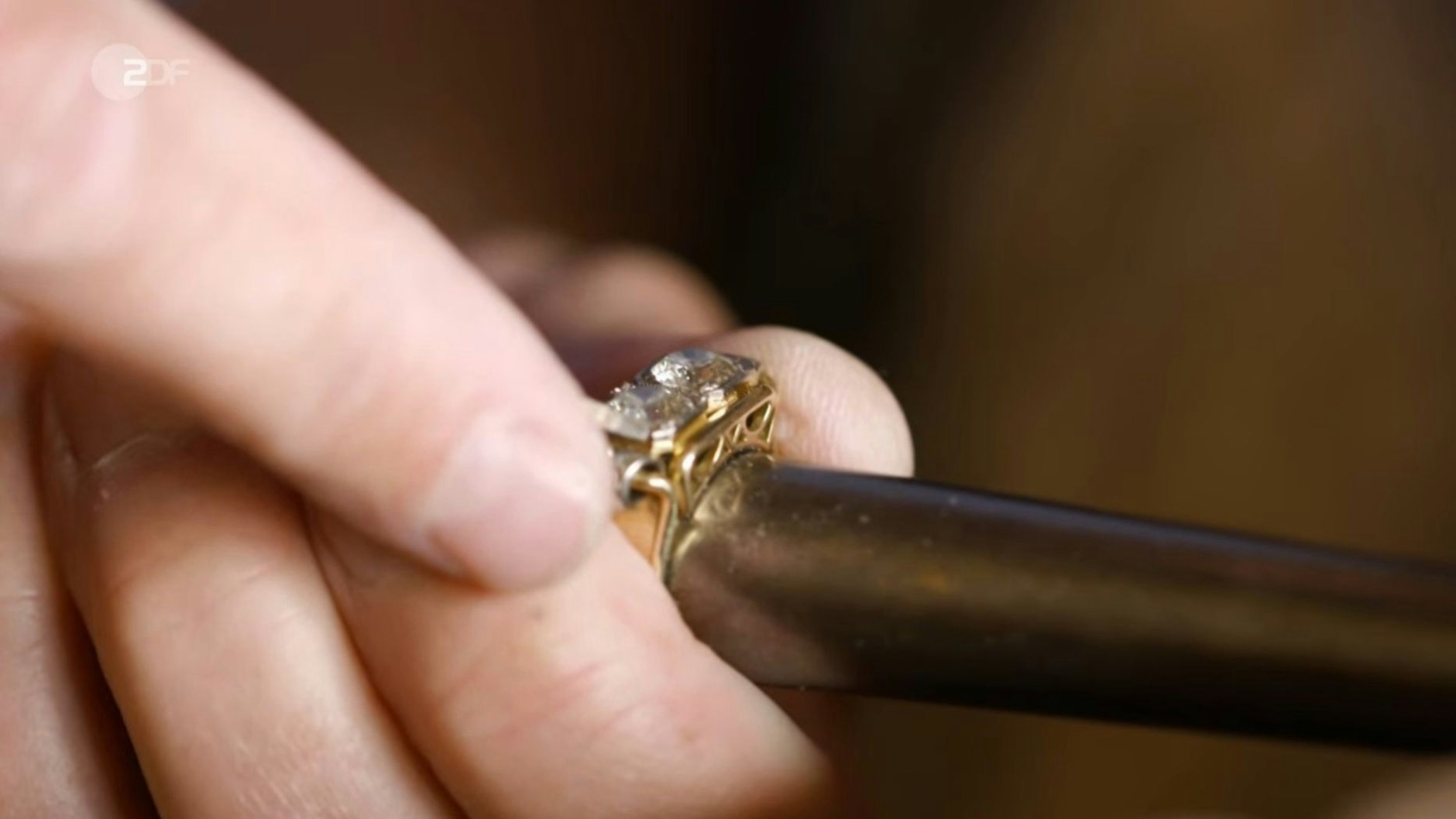 Ein Goldschmied arbeitete den Ring aus der Sendung „Bares für Rares“ für Elke Velten um.