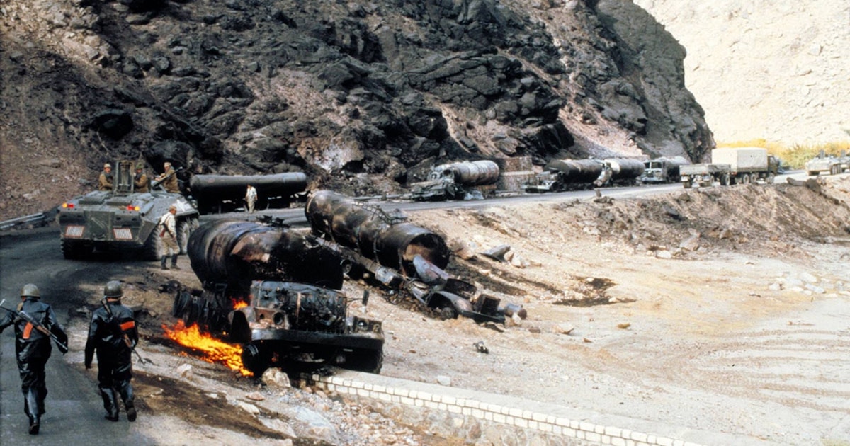 Нападение на дороге. Перевал Саланг Афганистан 1979. КРАЗ-255 Саланг Афганистан. Афганистан колонна наливников.