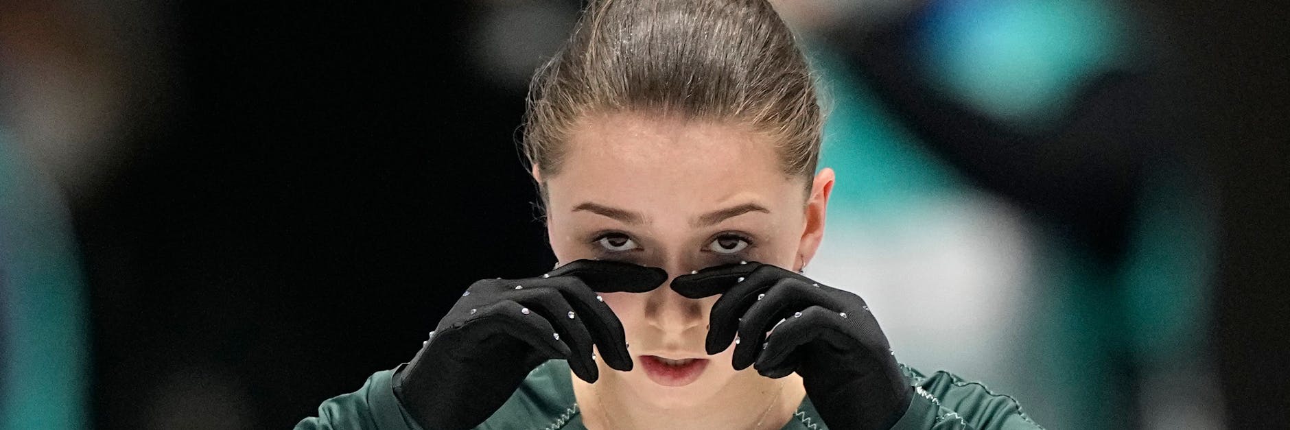 Kamila Walijewa vom Russischen Olympischen Komitee wischt sich die Tränen unter ihren Augen weg.