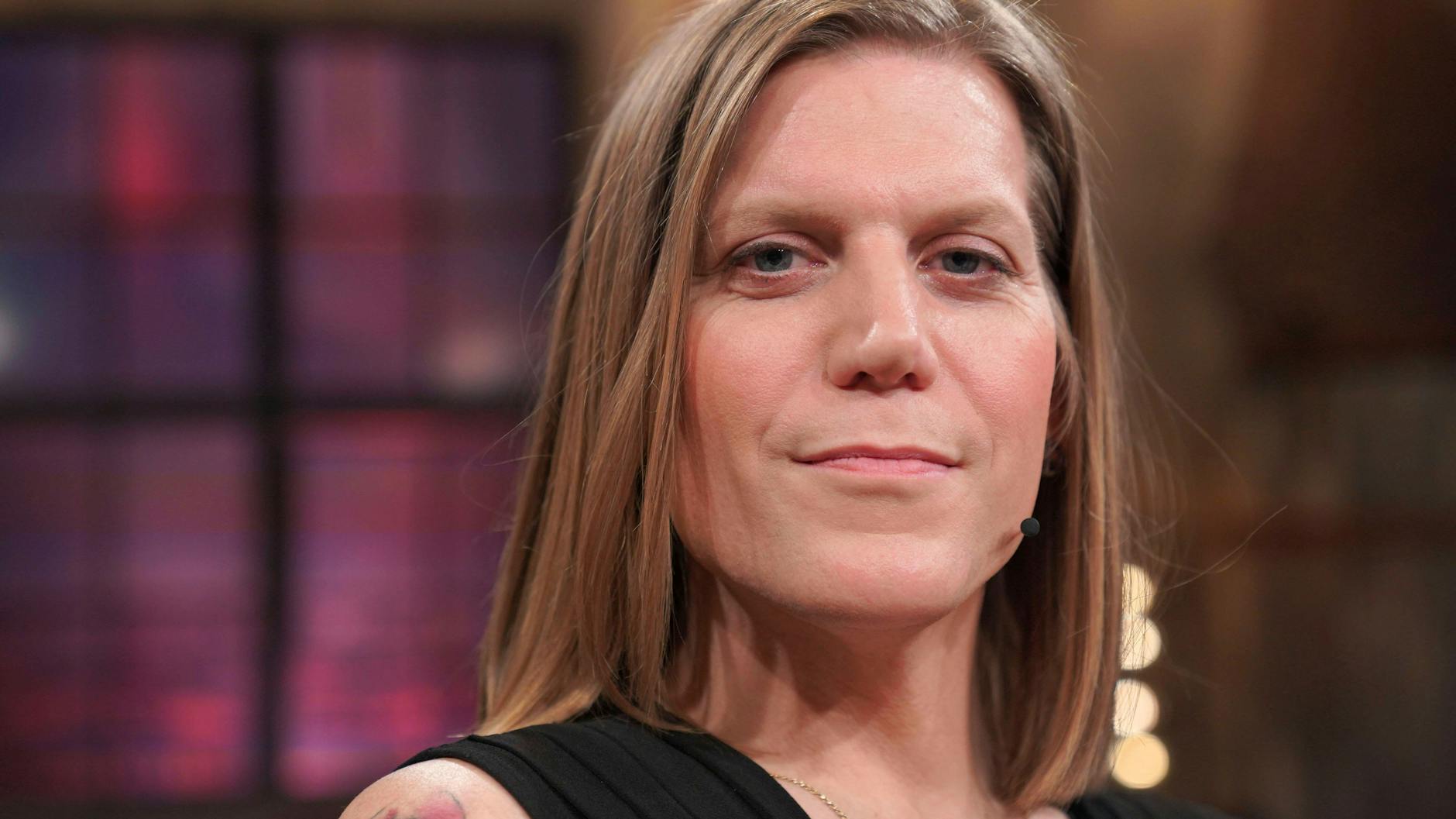 Anastasia Biefang, noch mit langen Haaren, 2020 im Kölner Treff