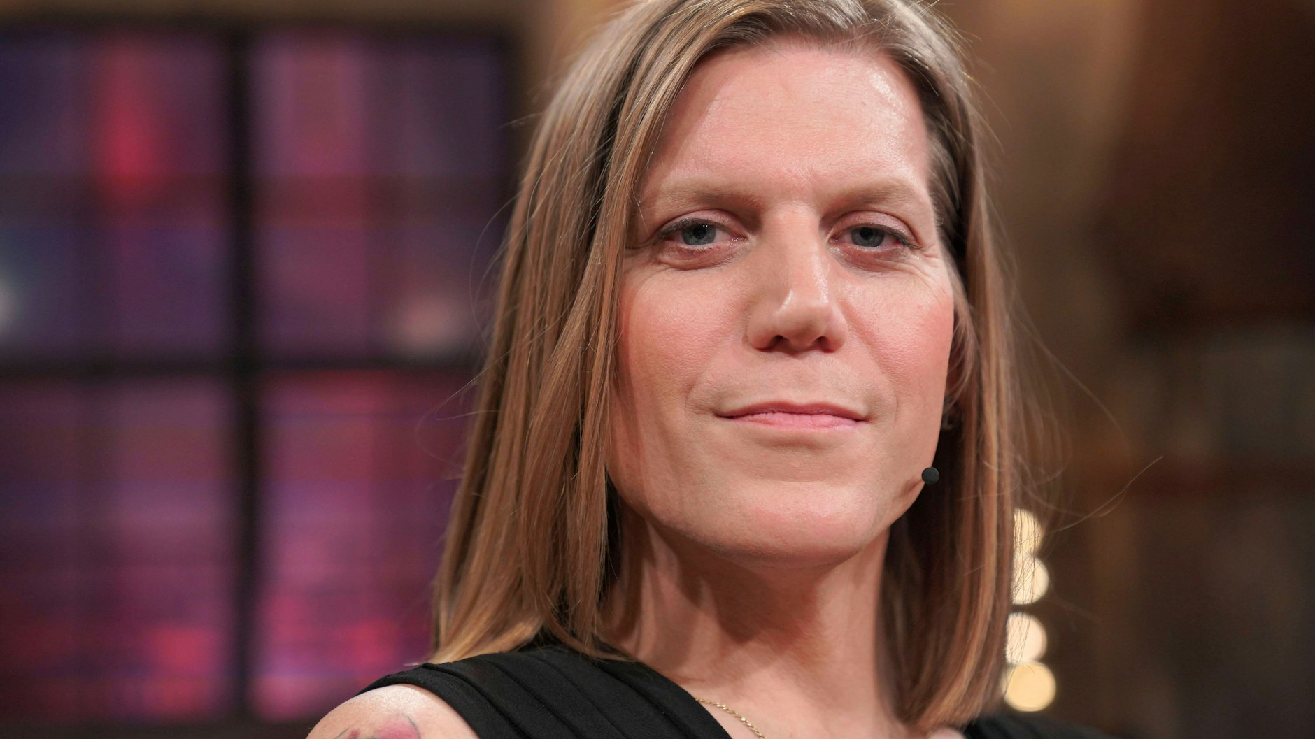 Anastasia Biefang, noch mit langen Haaren, 2020 im Kölner Treff