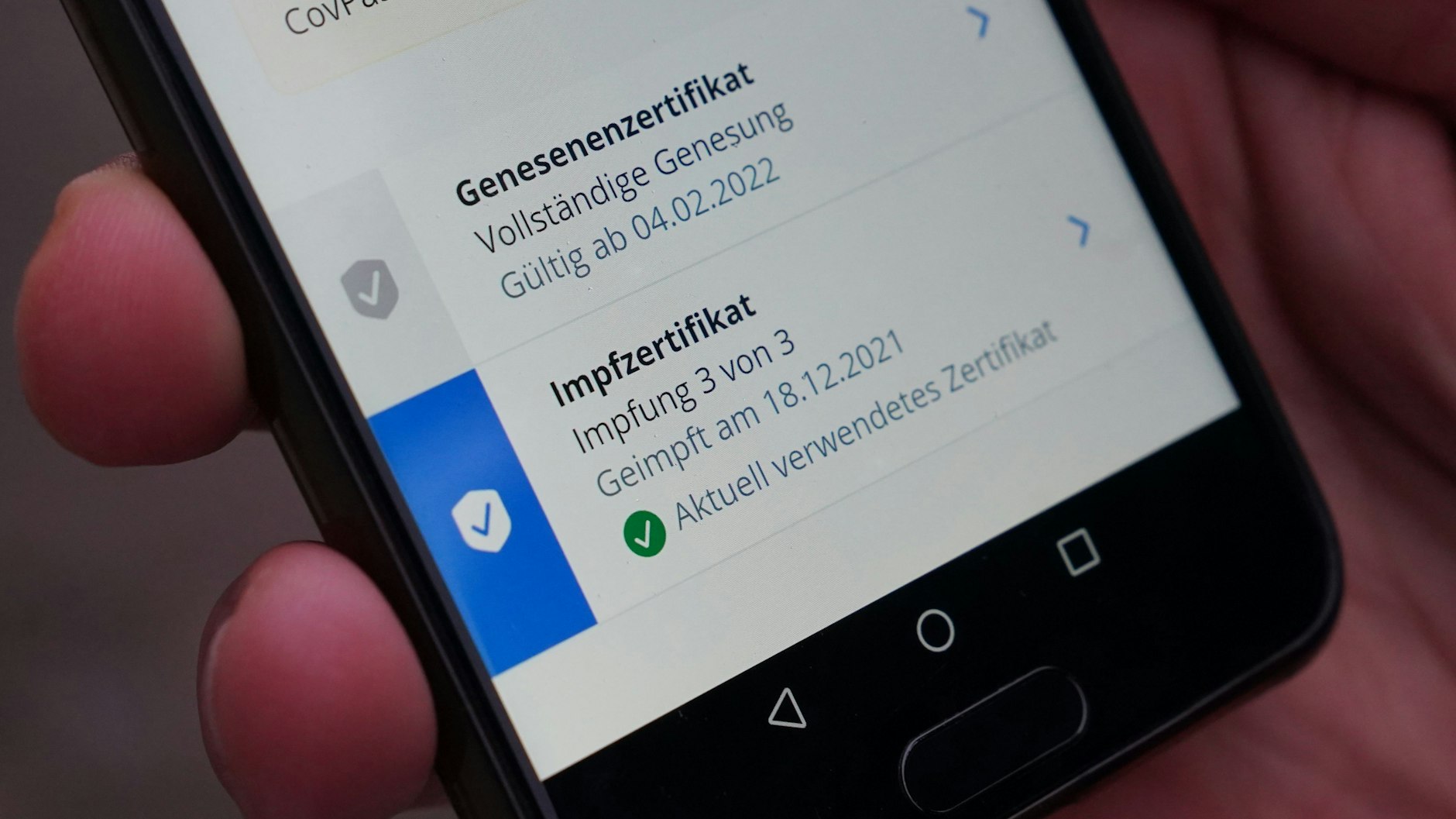 Ungeimpft Genesene können sich zwar ein europaweit gültiges Genesenenzertifikat von 180 Tagen ausstellen lassen, ihr Zertifikat gilt in Deutschland allerdings nur für drei Monate.