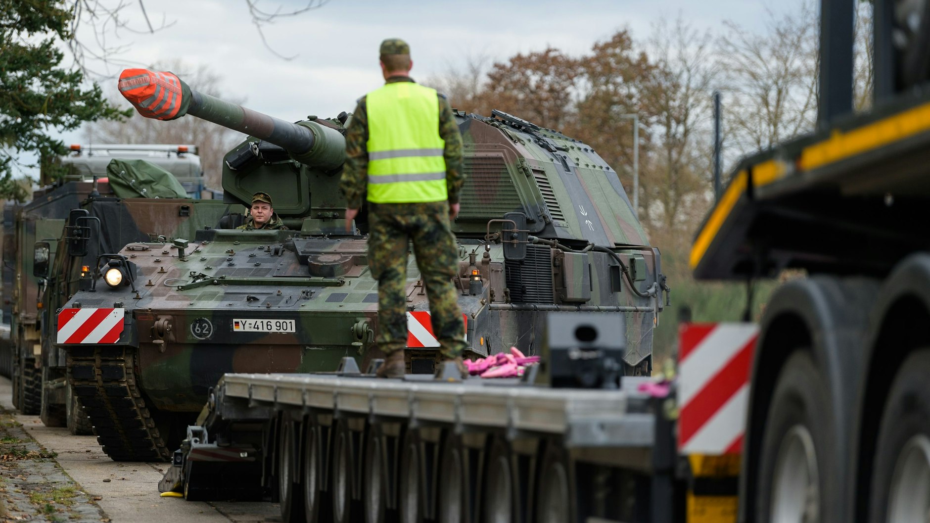 Im niedersächsischen Munster wird eine Panzerhaubitze verladen, um nach Litauen transportiert zu werden.