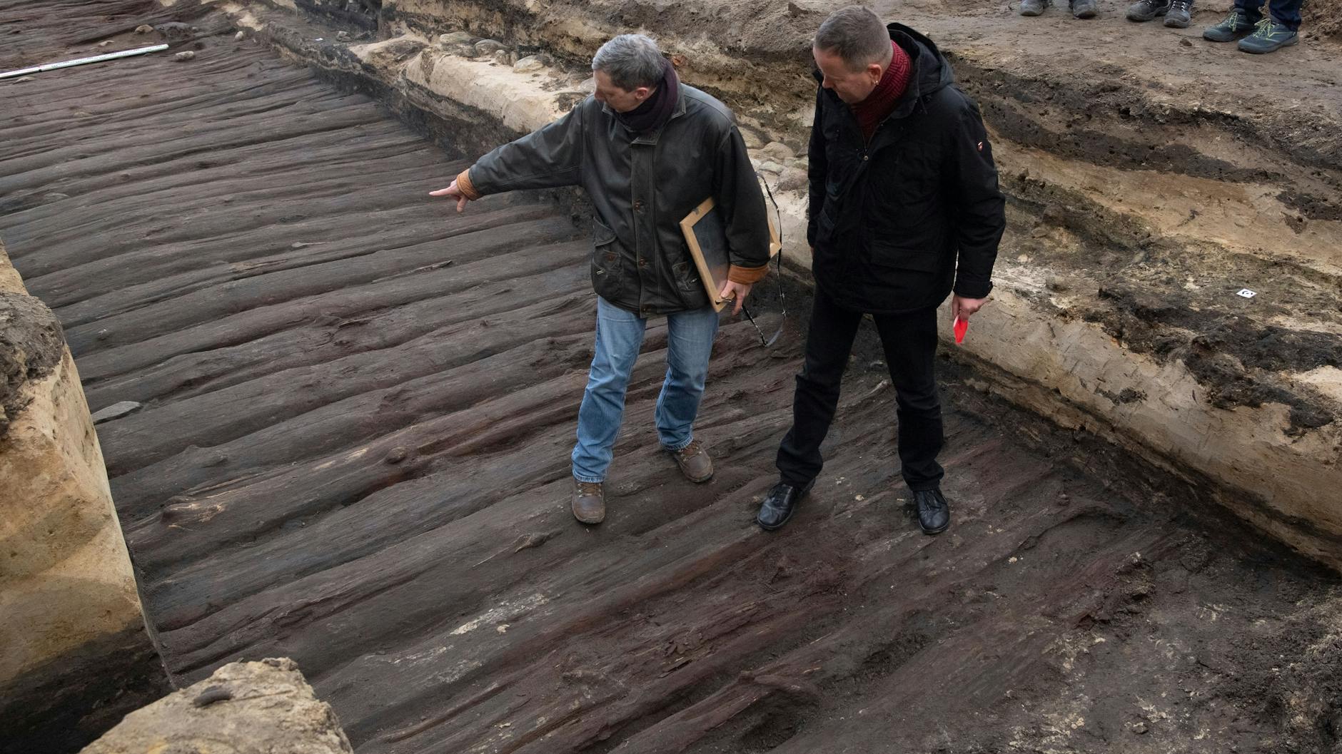 Es war einmal ein 800 Jahre alter Berliner Holzbohlenweg: Kultursenator Klaus Lederer (r.) besichtigt am 19. Januar 2022 den Fonds aus der Gründungszeit Berlins im 13. Jahrhundert.