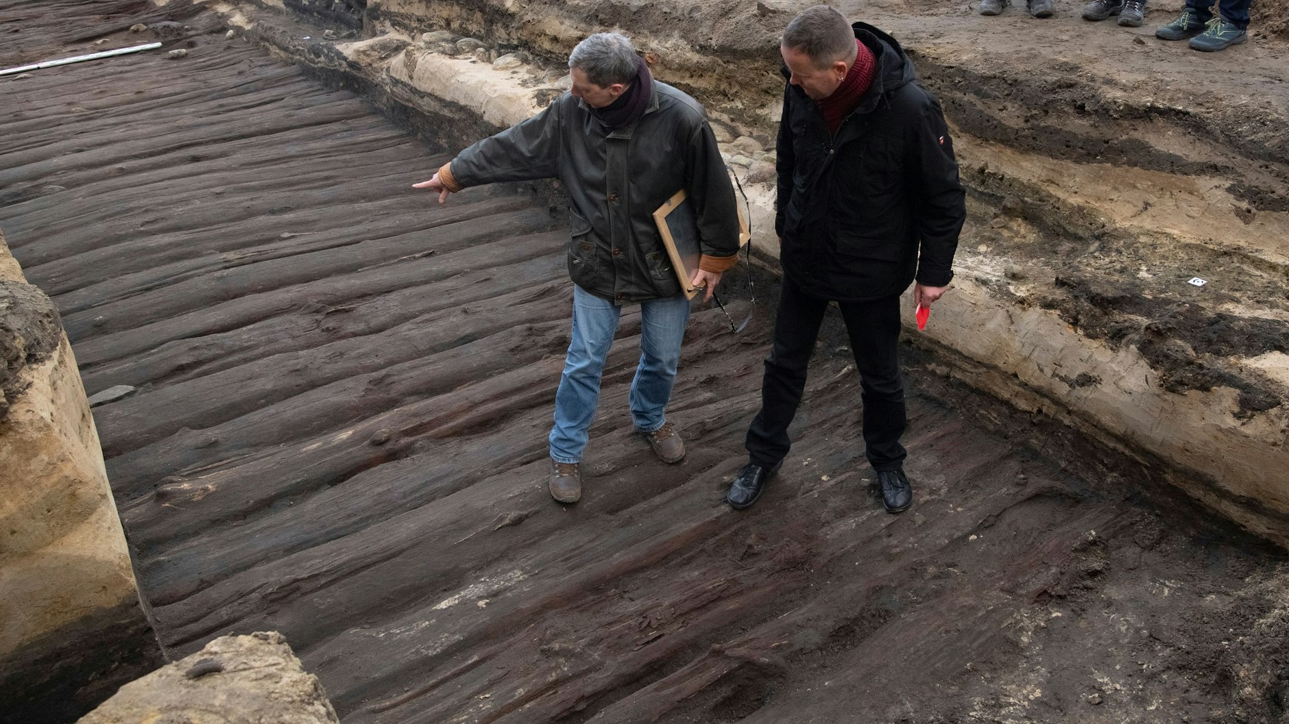 Es war einmal ein 800 Jahre alter Berliner Holzbohlenweg: Kultursenator Klaus Lederer (r.) besichtigt am 19. Januar 2022 den Fonds aus der Gründungszeit Berlins im 13. Jahrhundert.