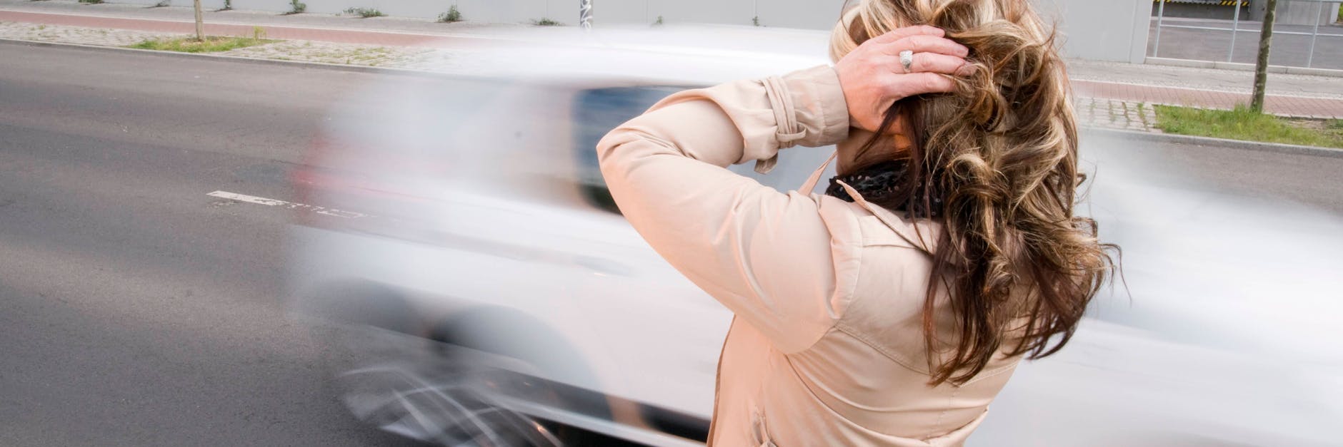 Der durch Autos verursachte Lärm kann krank machen. Mit Lärmblitzern können Fahrer zu lauter Autos ertappt werden.