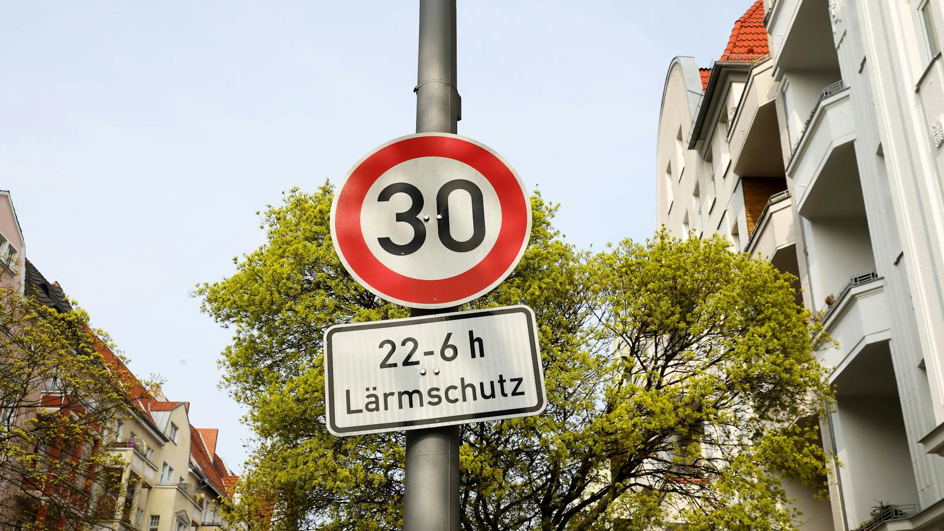 In vielen Berliner Wohngebieten wie hier im Wedding muss nachts von 22 bis 6 Uhr aus Lärmschutzgründen das Tempo gedrosselt werden.