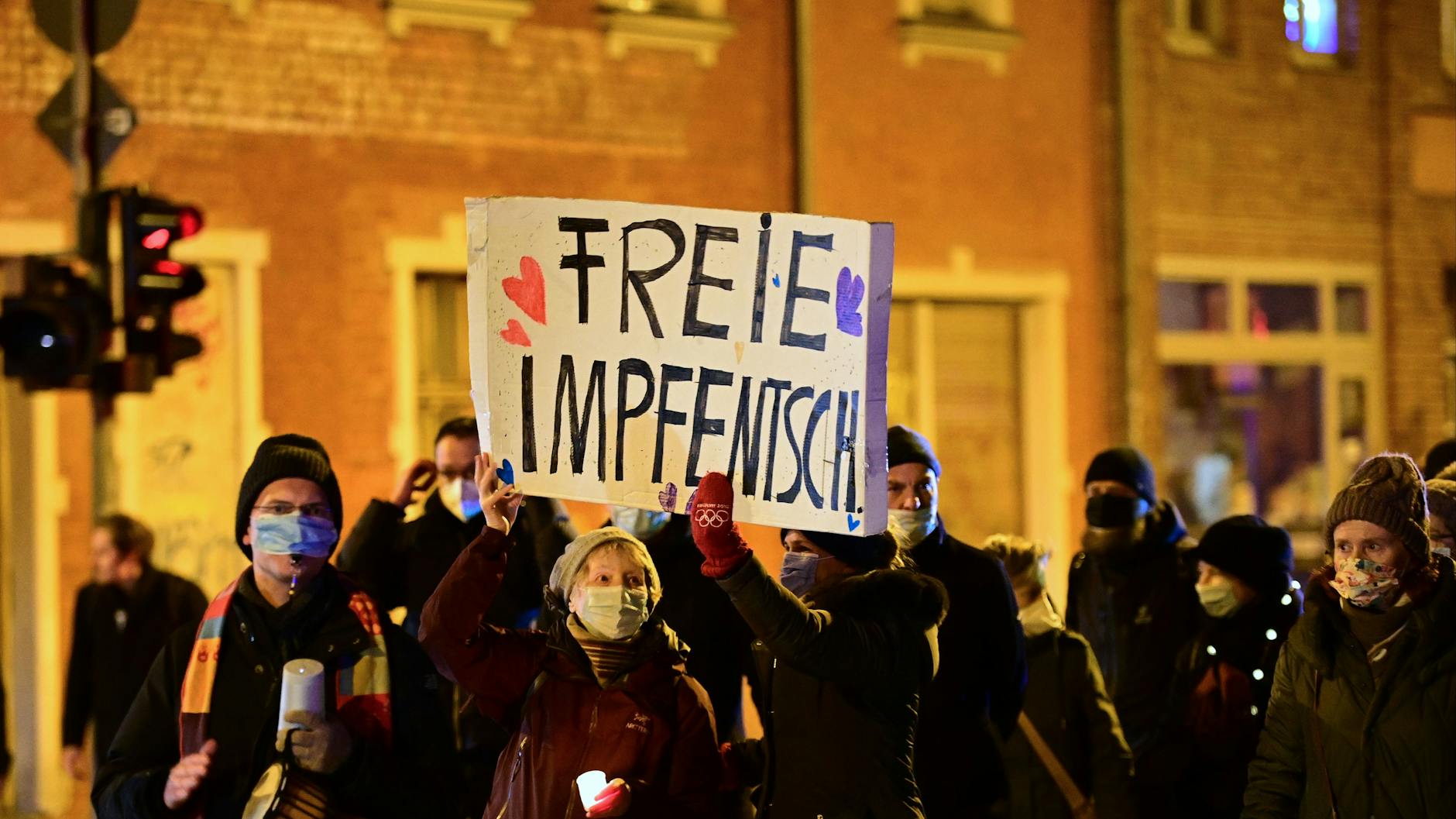 Potsdam: Teilnehmer einer Demonstration gegen die Corona-Maßnahmen (Archivbild). Auch am Montag gingen wieder Hunderte in Brandenburg auf die Straße.